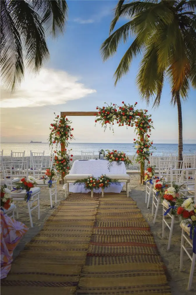 Boda frente al mar en Santa Marta, altar sobre muelle con flores