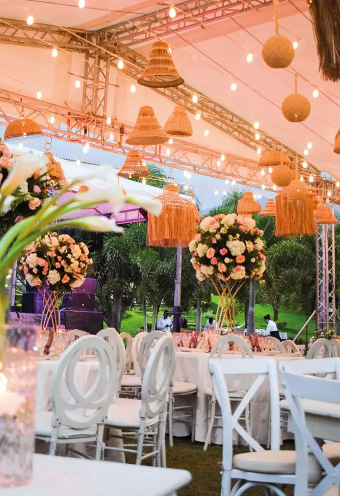 Salón decorado con faroles naranjas