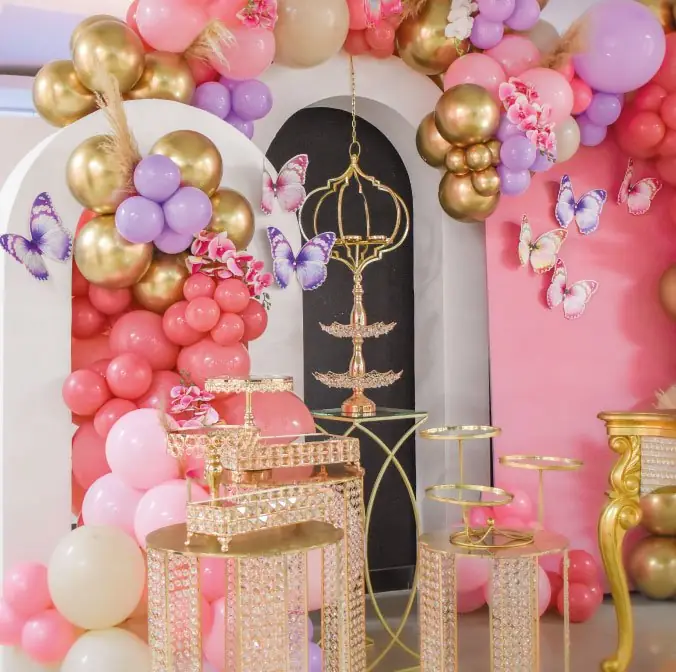Celebración infantil con arco de globos